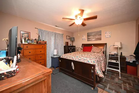 Bedroom - 606 Hampton Woods Dr, Marion, OH 43302 photo 2 of 3