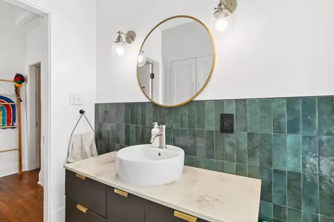 Bath - 406 E Markison Ave, Columbus, OH 43207 photo 2 of 2
