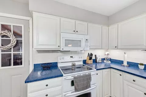 Kitchen - 742 Hartford Dr, Springfield, OH 45503 photo 2 of 3