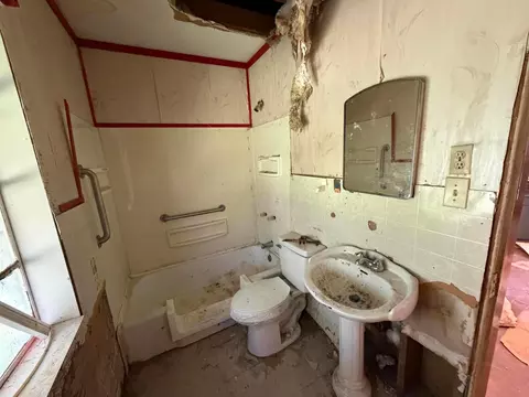 Bath - 2386 Rhoads Ave, Columbus, OH 43207 photo 1 of 1