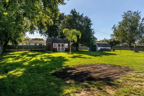 Exterior - 305 Meadow Dr, Circleville, OH 43113 photo 5 of 9