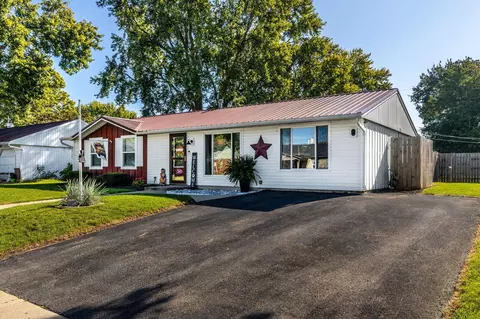 Exterior - 305 Meadow Dr, Circleville, OH 43113 photo 2 of 9