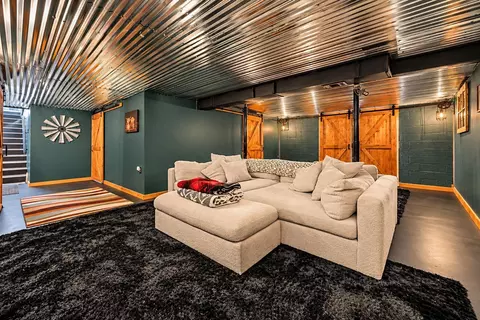 Living - 4441 S Pitchin Rd S, Springfield, OH 45502 photo 1 of 2