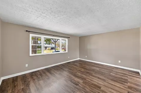 Living - 5449 Timberlake Cir, Orient, OH 43146 photo 2 of 6