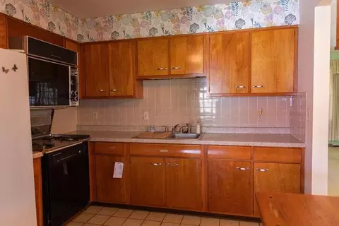Kitchen - 21455 Mccoy Rd, Circleville, OH 43113 photo 2 of 2