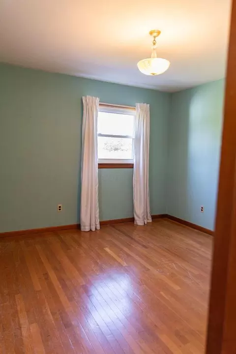 Bedroom - 21455 Mccoy Rd, Circleville, OH 43113 photo 3 of 8