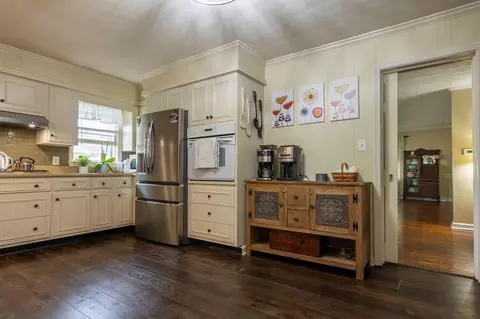 Kitchen - 623 E 5th Ave, Lancaster, OH 43130 photo 3 of 4