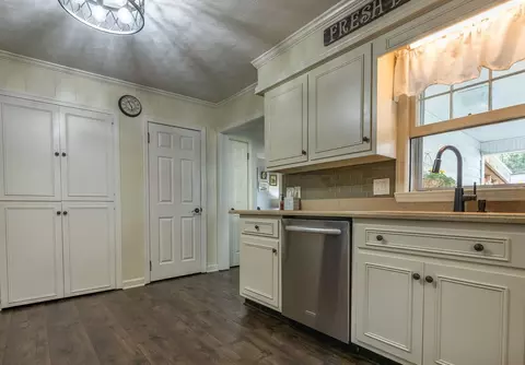 Kitchen - 623 E 5th Ave, Lancaster, OH 43130 photo 2 of 4