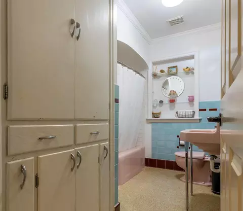 Bath - 623 E 5th Ave, Lancaster, OH 43130 photo 1 of 4