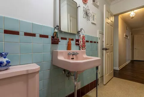 Bath - 623 E 5th Ave, Lancaster, OH 43130 photo 2 of 4
