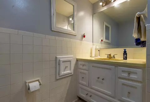 Bath - 623 E 5th Ave, Lancaster, OH 43130 photo 4 of 4