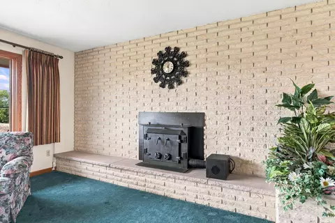 Living - 2464 Lees Rd, Newark, OH 43055 photo 3 of 5