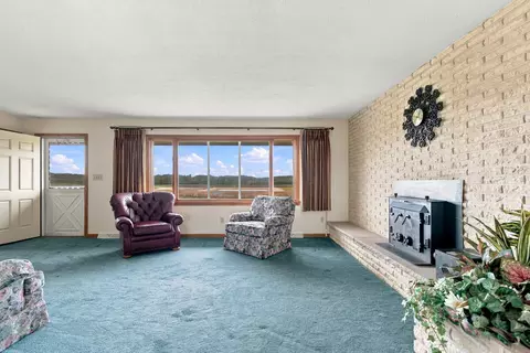 Living - 2464 Lees Rd, Newark, OH 43055 photo 2 of 5