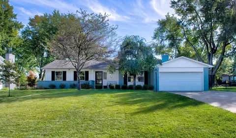 889 Lookout Point Dr, Columbus, OH 43235