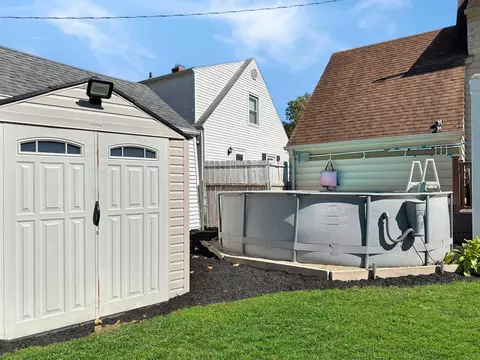 Exterior - 1625 Crestview Dr, Springfield, OH 45504 photo 14 of 14