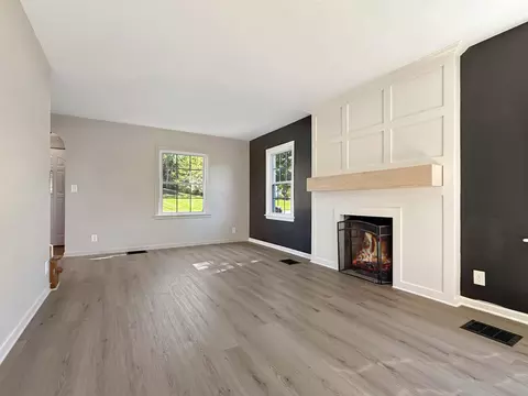 Living - 1625 Crestview Dr, Springfield, OH 45504 photo 2 of 4