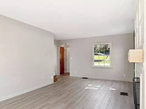Living - 1625 Crestview Dr, Springfield, OH 45504 photo 3 of 4