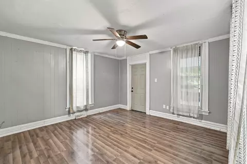 Living - 137 Logan St, Circleville, OH 43113 photo 2 of 4