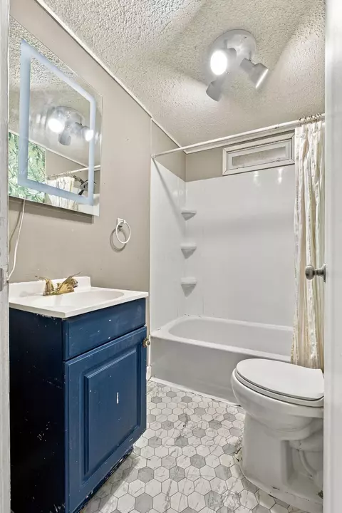Bath - 137 Logan St, Circleville, OH 43113 photo 1 of 2