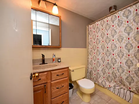 Bath - 447 Edgefield Dr, Marion, OH 43302 photo 1 of 5