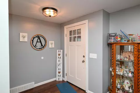 Entry Way - 447 Edgefield Dr, Marion, OH 43302 photo 1 of 2