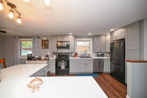 Kitchen - 447 Edgefield Dr, Marion, OH 43302 photo 2 of 4
