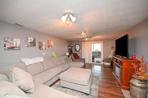 Living - 447 Edgefield Dr, Marion, OH 43302 photo 4 of 5