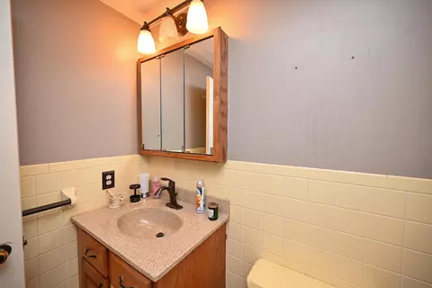 Bath - 447 Edgefield Dr, Marion, OH 43302 photo 2 of 5