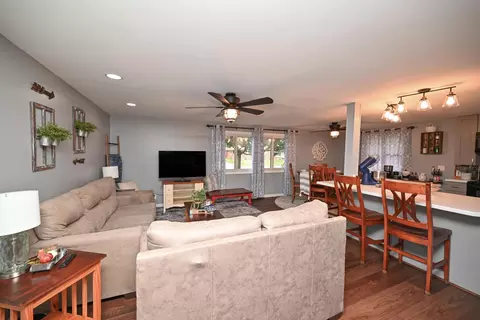Living - 447 Edgefield Dr, Marion, OH 43302 photo 3 of 5