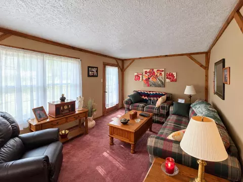 Living - 2525 Gooding Rd, Marion, OH 43302 photo 2 of 5