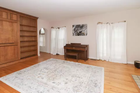 Living - 539 Maple St, Mansfield, OH 44906 photo 4 of 7