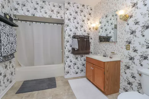 Bath - 539 Maple St, Mansfield, OH 44906 photo 3 of 5