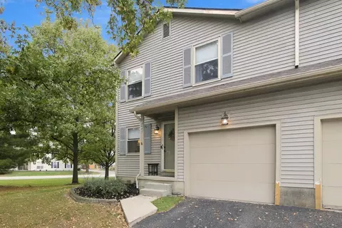 8043 Worthington Lake Dr, Westerville, OH 43081