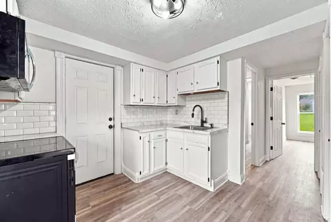 Entry Way - 408 E Broad St, Hebron, OH 43025 photo 1 of 2