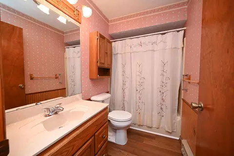 Bath - 673 Edgefield Dr, Marion, OH 43302 photo 3 of 4