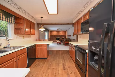 Kitchen - 673 Edgefield Dr, Marion, OH 43302 photo 2 of 5