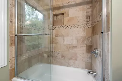 Bath - 7651 Kestrel Way E, Dublin, OH 43017 photo 6 of 8