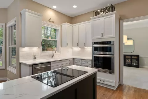 Kitchen - 7651 Kestrel Way E, Dublin, OH 43017 photo 2 of 5