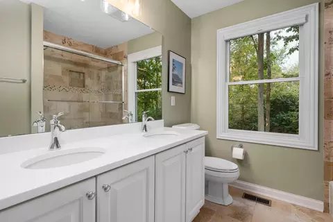 Bath - 7651 Kestrel Way E, Dublin, OH 43017 photo 5 of 8