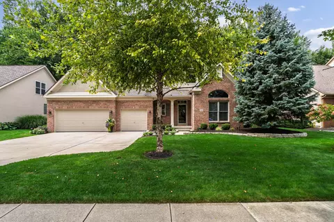 Exterior - 7651 Kestrel Way E, Dublin, OH 43017 photo 3 of 10