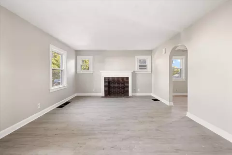 Living - 816 Homestead Ave, Springfield, OH 45503 photo 2 of 6