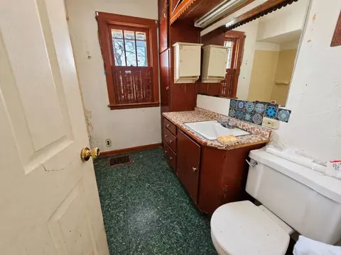 Bath - 418 Bellevue Ave, Springfield, OH 45503 photo 2 of 3