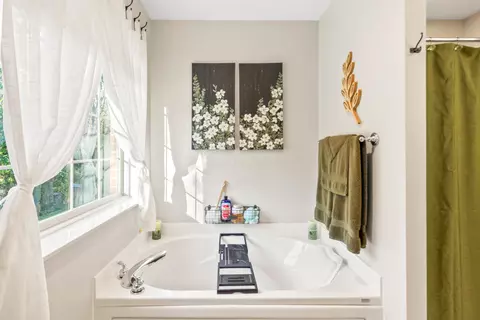Bath - 617 Donnelly Ave, Springfield, OH 45503 photo 6 of 7