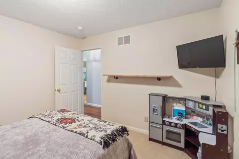 Bedroom - 617 Donnelly Ave, Springfield, OH 45503 photo 2 of 7