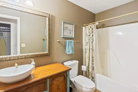 Bath - 617 Donnelly Ave, Springfield, OH 45503 photo 1 of 7