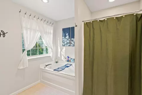 Bath - 617 Donnelly Ave, Springfield, OH 45503 photo 5 of 7