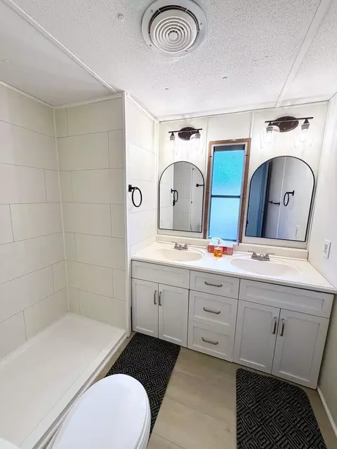 Bath - 206 Rhode Island Rd, Elyria, OH 44035 photo 8 of 9