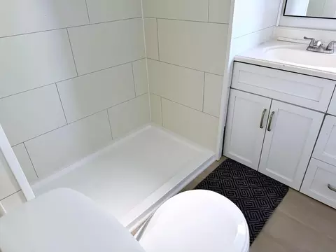 Bath - 206 Rhode Island Rd, Elyria, OH 44035 photo 5 of 9