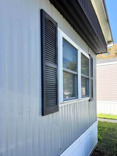 Exterior - 206 Rhode Island Rd, Elyria, OH 44035 photo 2 of 3