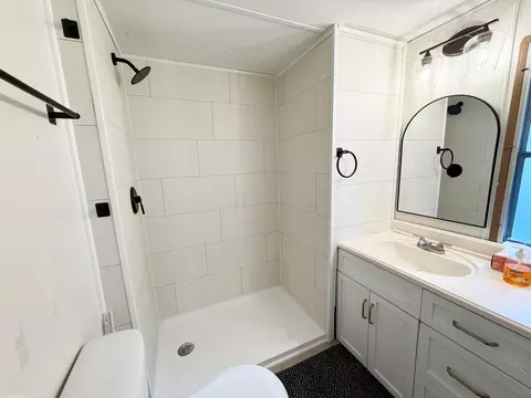Bath - 206 Rhode Island Rd, Elyria, OH 44035 photo 4 of 9